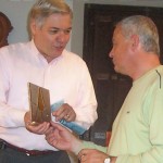 2007-11-10. REUNIÓN REGIONAL CENTRO “B” EN SAN CARLOS CENTRO.  Dr. De Lorenzi hace entrega al Intendente Ing. Jorge Polacenzotti de una plaqueta.