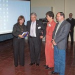 2008-08-28 – XXXIII ENCUENTRO ADIMRA.  Dip. Mastrandea recibe una plaqueta por parte  de las autoridades de la Asociación. Resistencia.