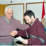 2003-05-10. ASAMBLEA. EL TREBOL. Entrega A. Rossi a Clauio Filiacci 1º Mención Concurso Logotipo de la Asociación.