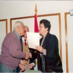 2003-05-10. ASAMBLEA. EL TREBOL. Eva de Rosenthal entrega un reconocimiento al Intendente Angel Rossi (El Trébol).