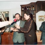 2003-08-28. ACUERDO ICOM, ADIMRA, MUSA Y ASOCIACION. Prof. Eva G. de Rosenthal entrega al Lic. Carlos Vairo (ADIMRA) distintivo Asociación.